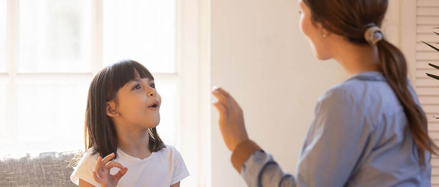 Ein Mädchen und Ihre Therapeutin machen Übungen zur Behandlung der Tic-Störung