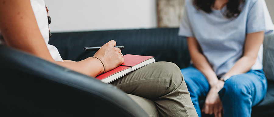 Eine Frau lässt ihre Binge-Eating-Störung behandeln