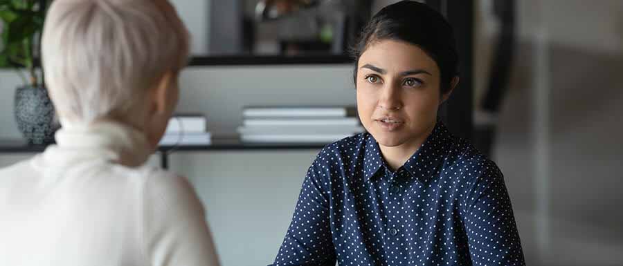 Eine Patientin und ihre Psychotherapeutin in der Magersucht-Therapie