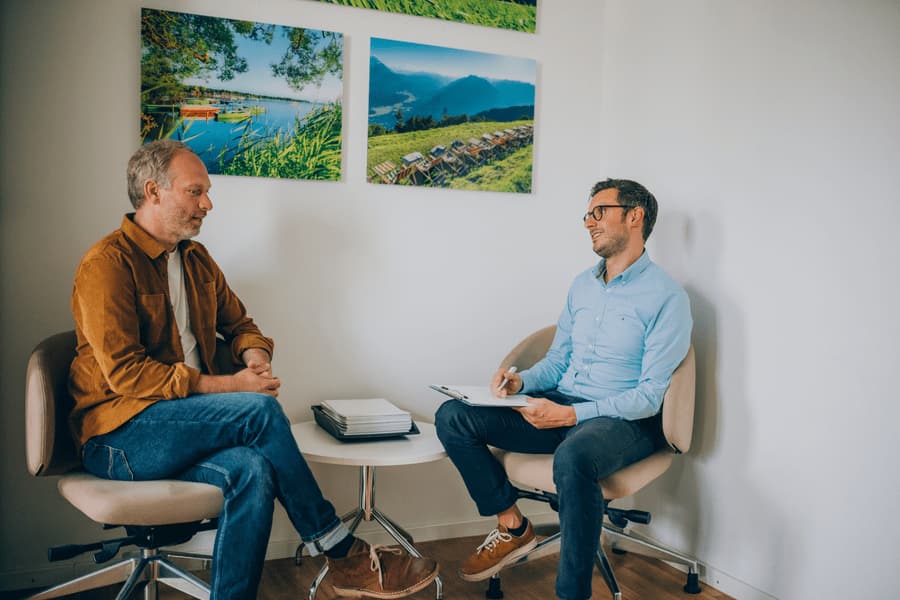 Arzt und Patient während der Reisemedizinischen Beratung.