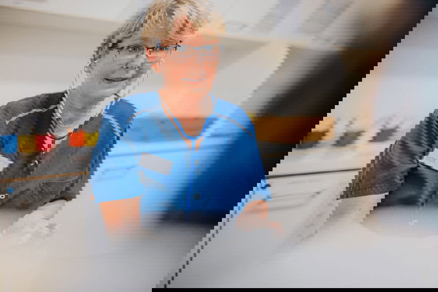 Medizinische Fachangestellte bei der allgemeinmedizinischen Untersuchung.