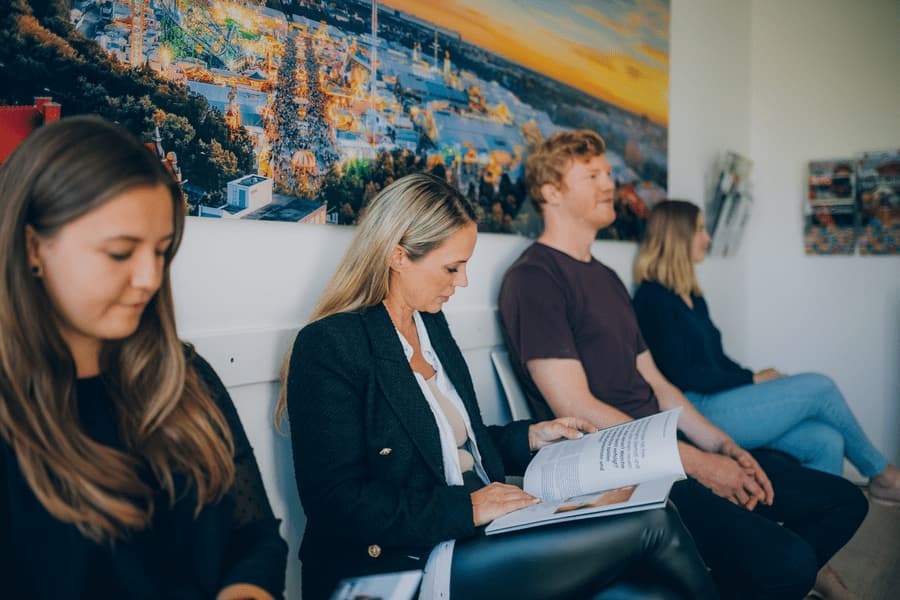 Wartezimmersituation beim Hausarzt.